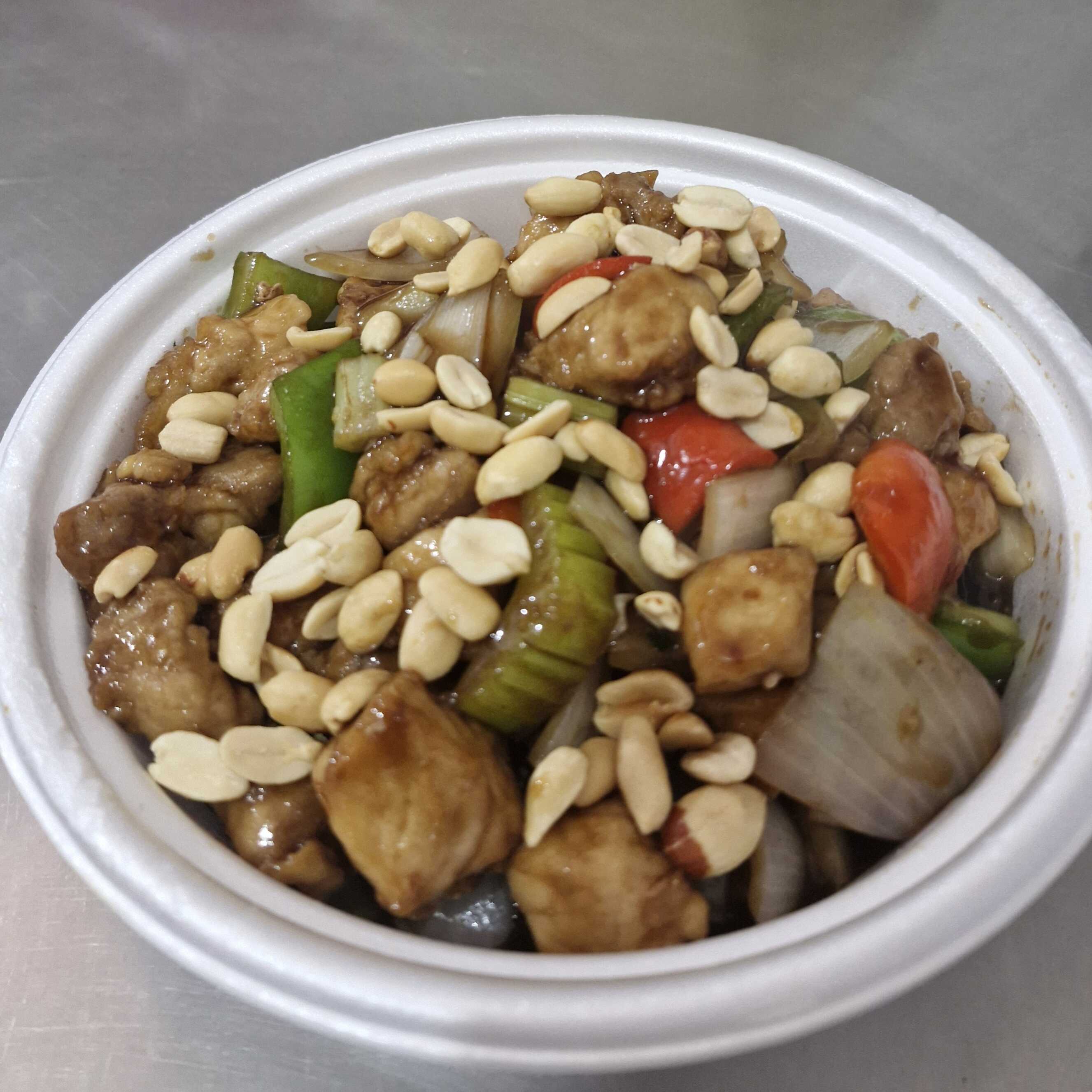 Cubos de lombo suíno com cebola, pimentão verde e vermelho, salsão ao molho shoyu.