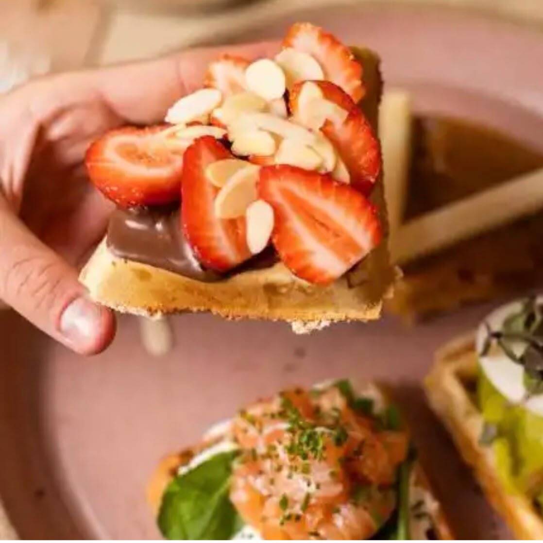 Mix de waffle, ovo cozido/guacamole; salmão curado/queijo de cabra; Nutella/morango e amendoas; doce de leite/ queijo canastra.