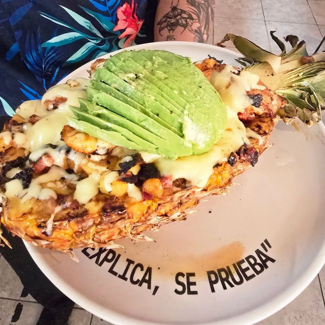 Piña Rellena de Mariscos