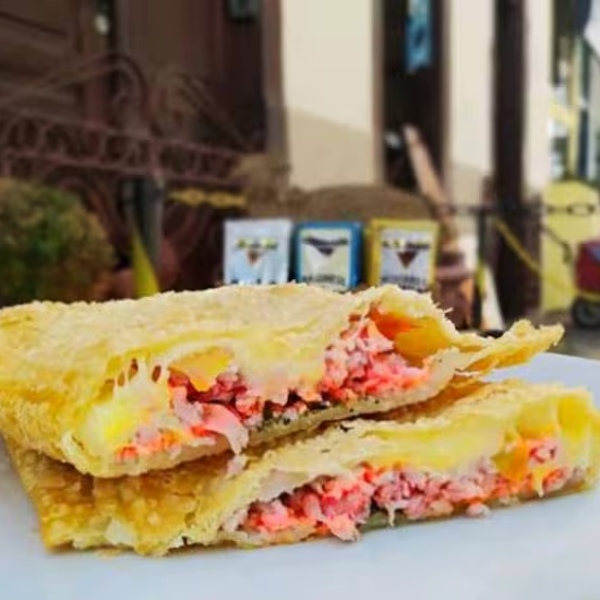 Mussarela, presunto e tomate.