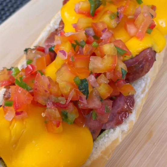 Suculento e irresistível! Nosso lanche traz a autêntica linguiça toscana fatiada, grelhada no ponto, alinhada com um crocante pão francês e coberta por uma generosa camada de cheddar derretido. O toque rústico da linguiça com a cremosidade do Cheddar em cada mordida!