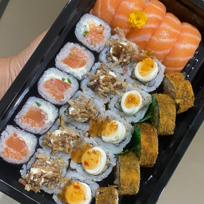 Peças frescas todos os dias! As peças desse combo são: 5 niguiri salmão, 10 uramaki gourmet, 5 hossomaki Filadélfia, 5 hot filadélfia // Acompanha: 3 sachês de shoyu, 3 sachês de tarê e 1 par de hashis (palitinhos) ''ATENÇÃO: os uramakis gourmet podem ir com: cebola crispy, couve crispy, alho crispy, doritos e geleia de pimenta doce}