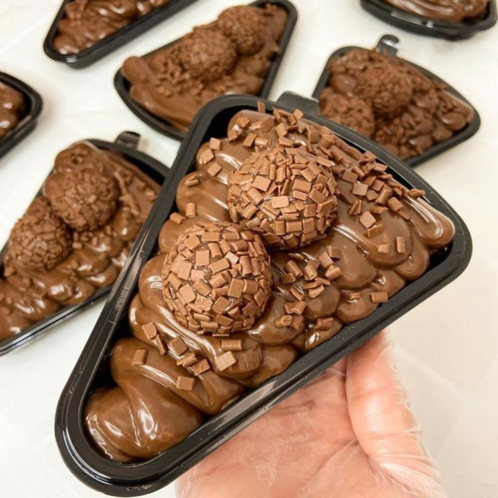 Base de brownie crocante, recheada com brigadeiro Gourmet cremoso, espalhado com creme de avelã e finalizada com brigadeiro de chocolate.. Serve uma pessoa peso de aprox:200g#chocolatuda#Brigadeirogourmet#brownie#pizzadoce#sobremesa.