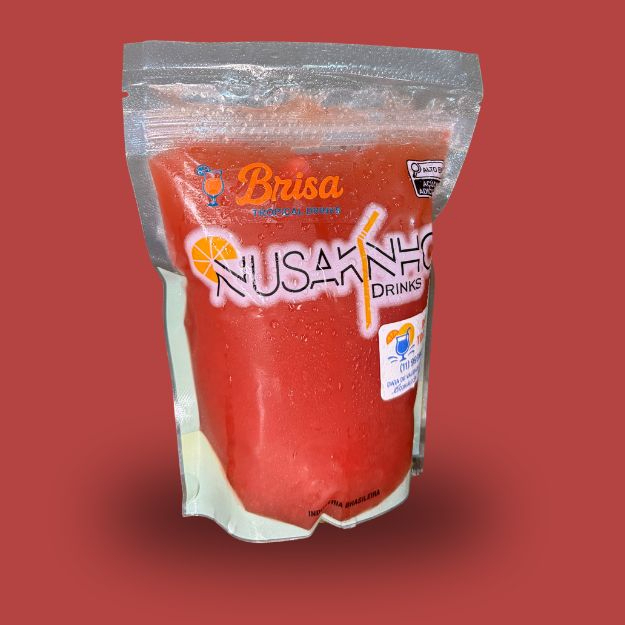 Delicado, frutado e levemente alcoólico. Morangos frescos, açúcar e saquê criam um drink equilibrado, leve e irresistível, pra quem quer beber com leveza, sem abrir mão do sabor.