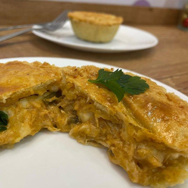 Uma delicia de empada cm uma massa que desmancha na boca recheado de frango com catupiry! O lanche ideal para seu lanche da tarde!