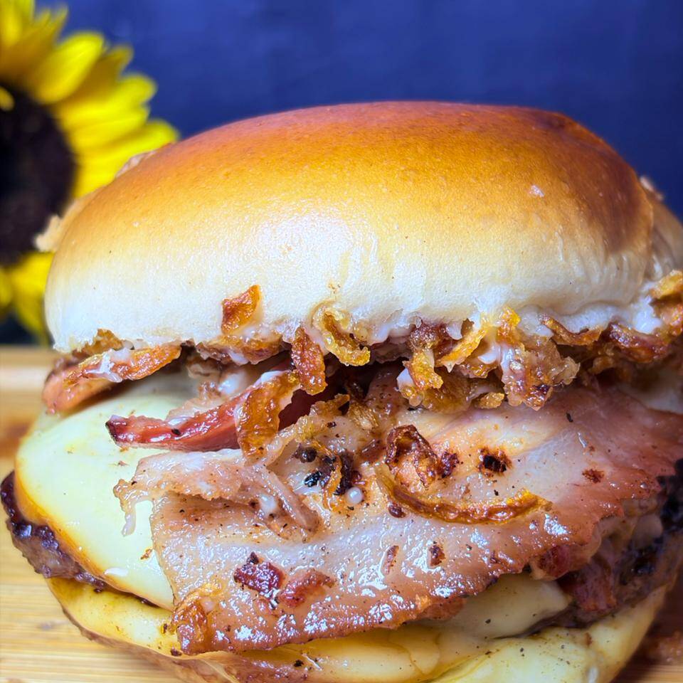 Hamburguer com 3 Carnes de Picanha com 3 Fatias de Queijo Provolone, Bacon, e Cebola Crispy