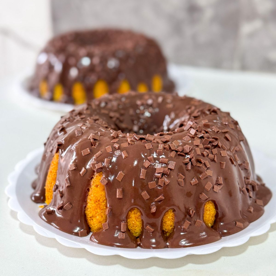 Bolo de cenoura caseiro, fofinho, coberto com uma camada generosa de brigadeiro cremoso de chocolate. O clássico que nunca falha para o seu lanche da tarde. Peça já o seu! Média de peso 1kg