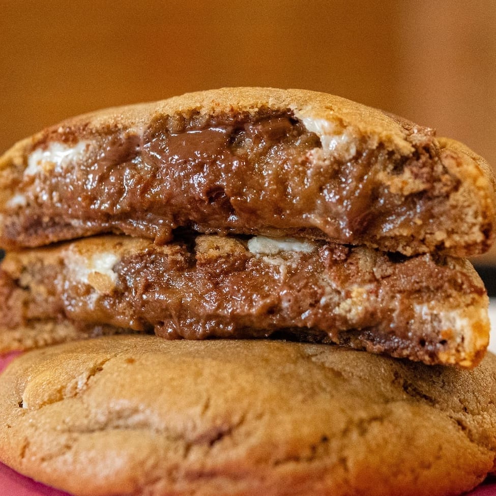 Cookie feito com nossa massa estilo New York tradicional, crocante por fora e macia por dentro, com muitaaaaas gotas de chocolate nobre meio amargo e chocolate nobre branco!