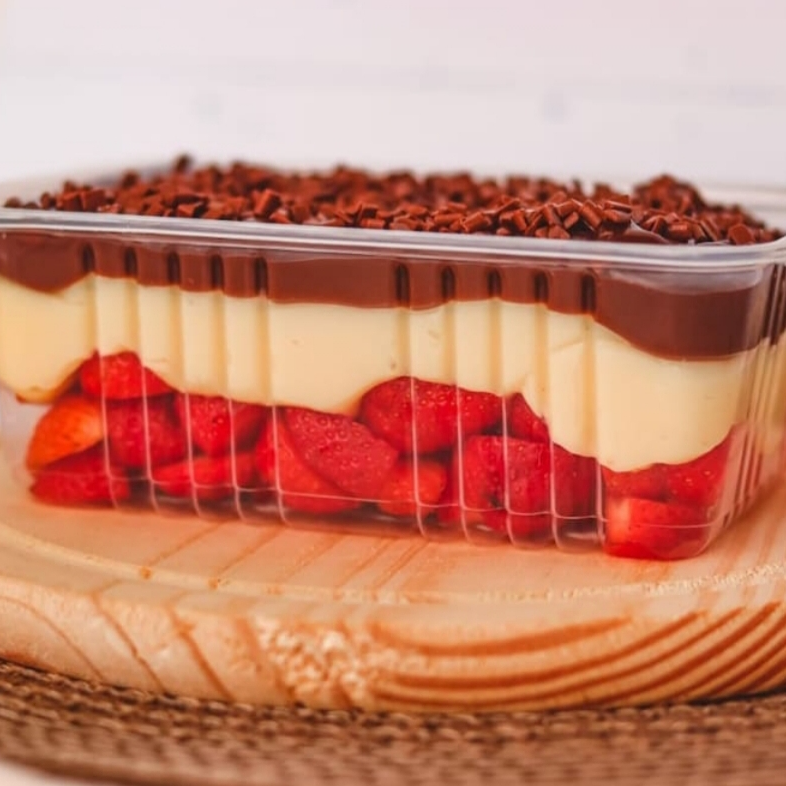 Sobremesa elaborada com morangos frescos, brigadeiro branco e blend de chocolates nobres. Serve 2.