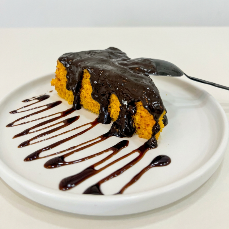 O melhor bolo de cenoura , acompanhado de uma calda de cacau artesanal.