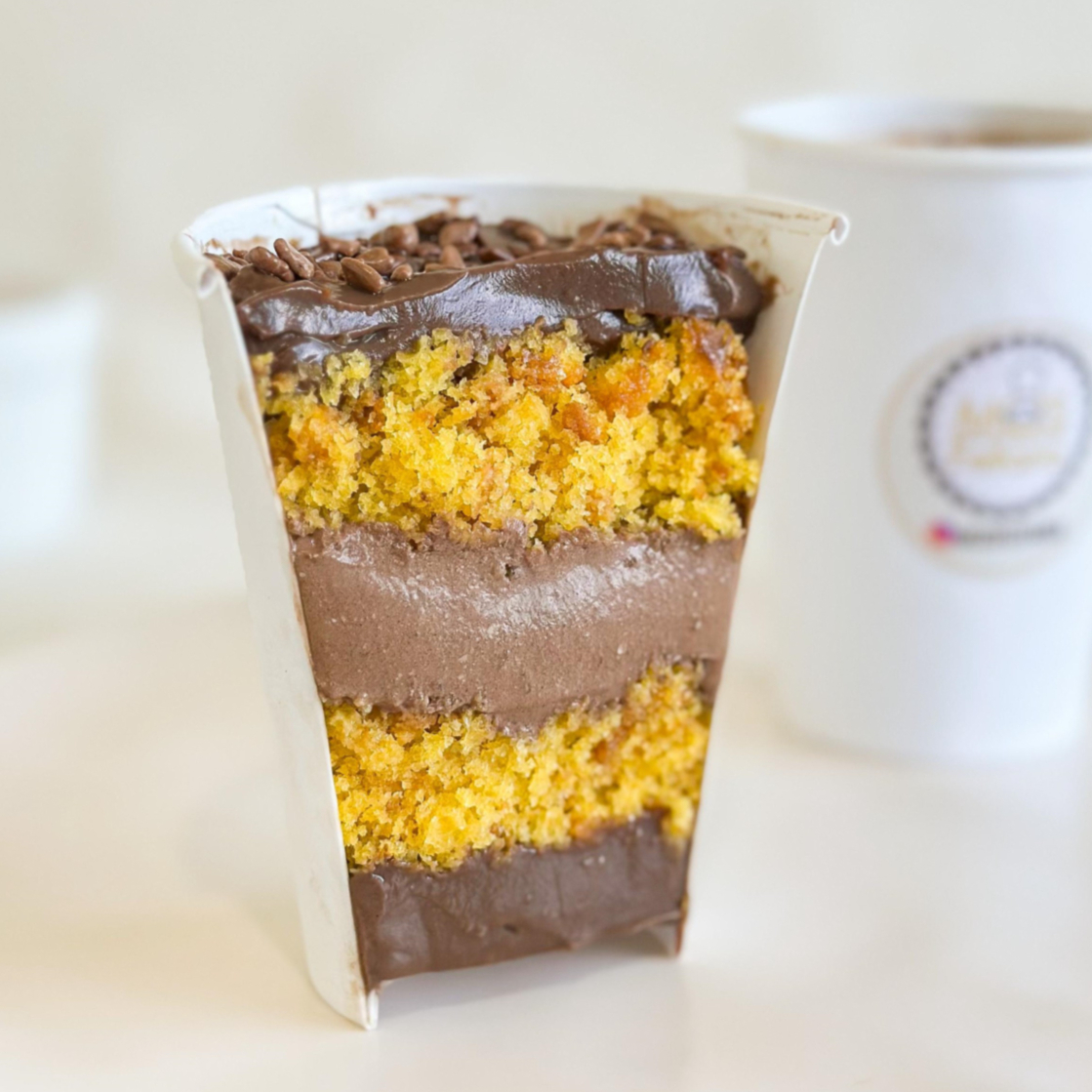 Creme de chocolate belga com bolo fofinho de cenoura, e um camada de mousse de chocolate!