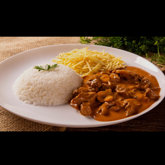 Sabor de celebração em qualquer dia da semana! Tiras macias de carne bovina (250g) preparadas em um molho artesanal de tomate e creme de leite fresquinho, acompanhadas de arroz branco soltinho (200g) e salada sazonal refrescante (100g). Entregue com carinho em nossa embalagem com divisórias.
