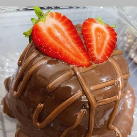 Massa de chocolate, recheio de brigadeiro belga trufado com Nutella e morango por cima