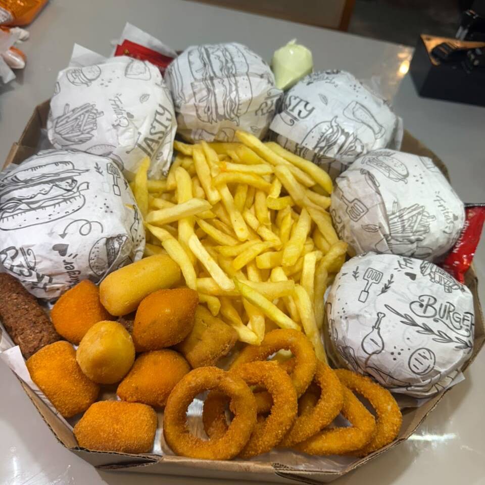 6 X-tudo, 10 salgados, 8 anéis de cebola e batata.