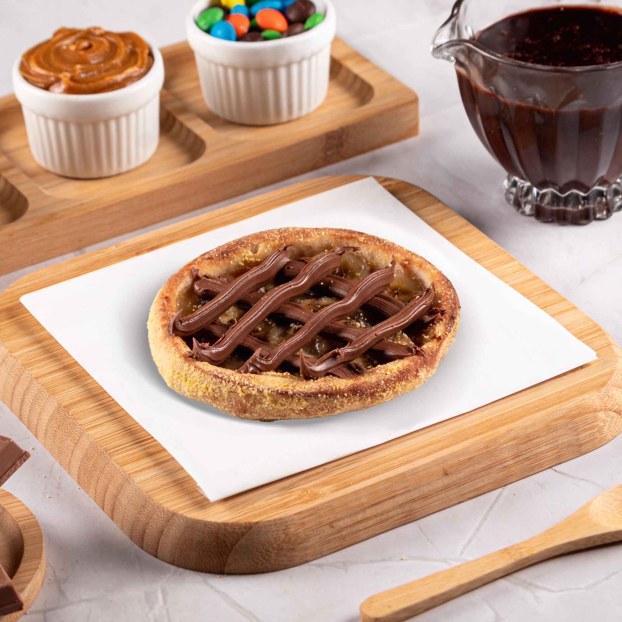 Recheada com banana, açúcar, canela e chocolate ao leite, uma combinação doce e irresistível.