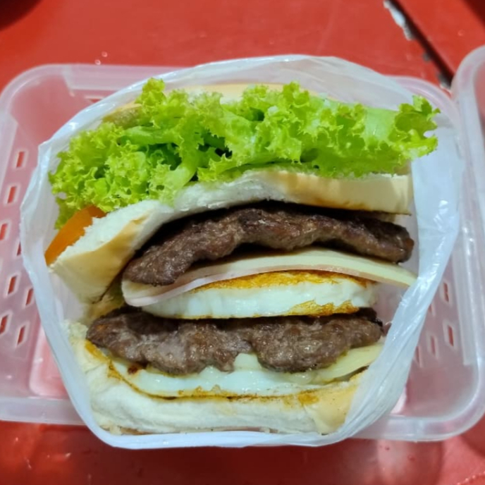 Pão, 2 carnes, 2 ovos, queijo, presunto, salada e molho da casa