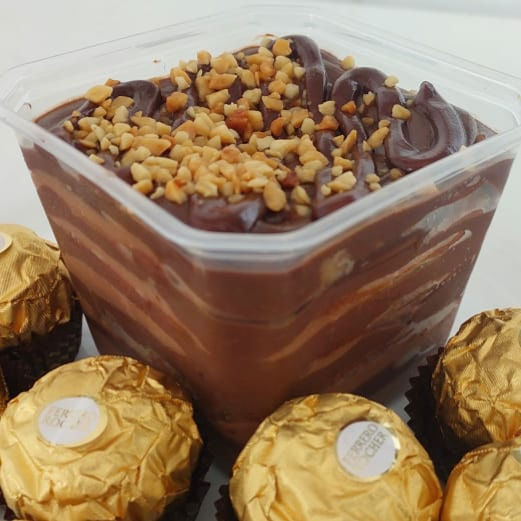 Pavê em camadas intercaladas de Biscoito e Recheio de Mousse de Avelã, Amendoim, Brigadeiro Meio Amargo Cremoso e Nutella. Finalizado com Nutella Pura e Amendoim. ###Tags### bolo no pote bolo vulcao cenoura Ninho chocolate bombom aberto copos da felicidade morango uva coxinha de morango chocolate Ninho Oreo chocolate ao leite leite condensado coco beijinho brigadeiro gourmet tradicional moranguinho churros Nutella 2 amores meio amargo coco queimado presente na caixa promoção cupon cupom oferta desconto como taxa gratis entrega rapida Nutella brownie braunie brawni Ninho doce chocolate brigadeiro docinho donuts docino sobremesa bolo de pote copo da felicidade caseiro banoffee morango Ouro Branco galak Sonho de Valsa choquito ferreiro rocher trufa bombom uva kitkat Kit Kat Kinder bueno charge amendoim Confete Dia dos pais natal Dia das maes Dia das mães namorados promoção promocao oferta desconto barato doce sobremesa chocolate entrega rapida grátis grátis morango fresco docinho