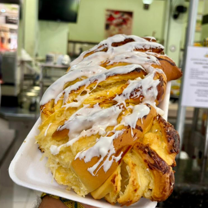 Pão doce com coco e cobertura de chocolate branco