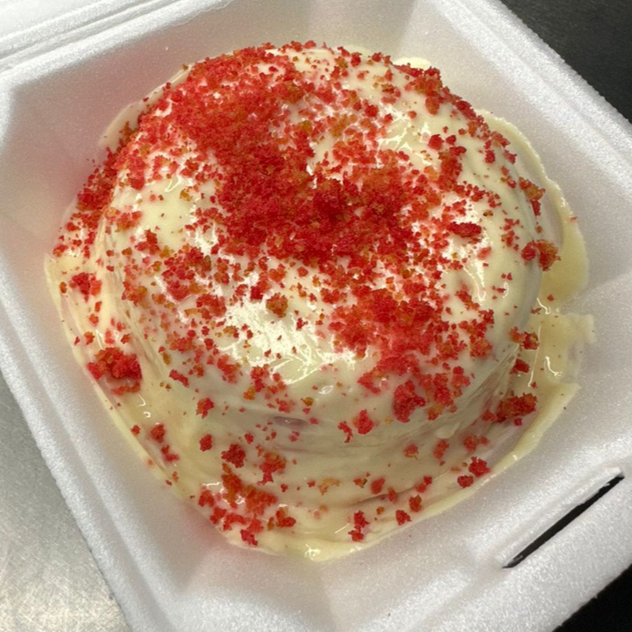 Massa de baunilha com adc de corante vermelho, com um recheio cremoso de ninho. Aprox 350g.