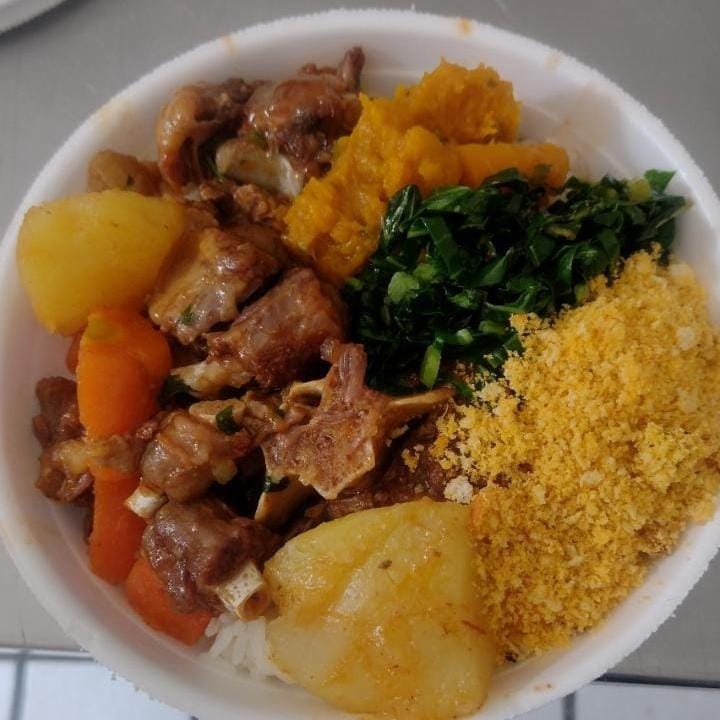 Acompanha, arroz, feijão, macarrão, farofa da casa, salada com molho da casa e refogada do dia
