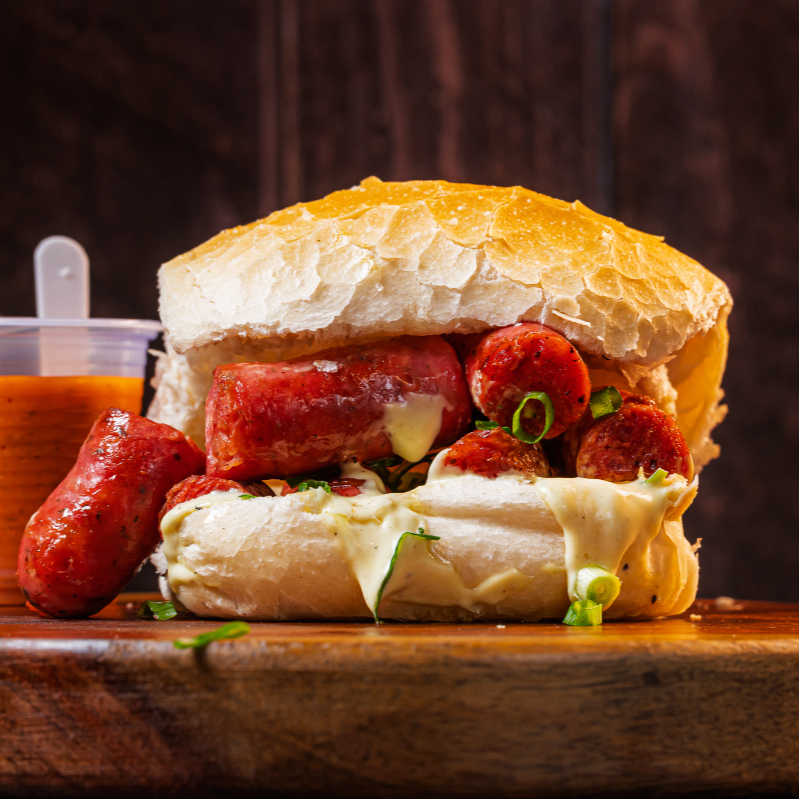 Pão francês Linguicinha fininha de pernil, maionese da casa e cebolinha.
