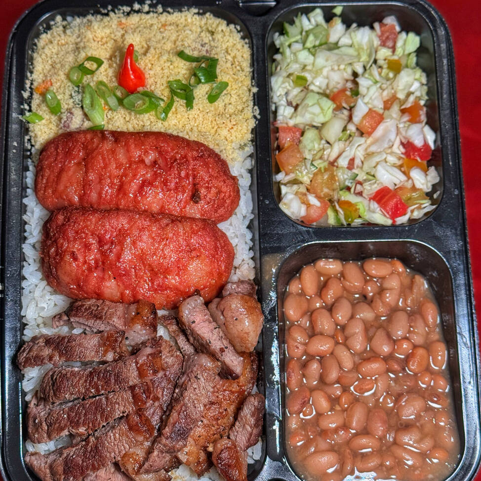 Picanha 180g (pesada in natura), linguiça toscana suculenta, arroz soltinho, feijão cremoso e vinagrete. Uma refeição completa e irresistível!