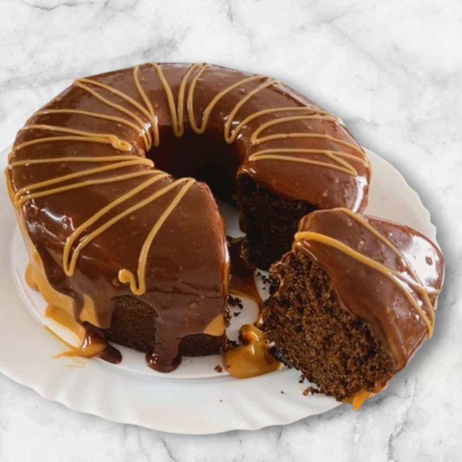 Delicioso bolo pão de mel inspirado no classico pão de mel, com massa macia, feito com especiarias e mel, trazendo aquele sabor caseiro e aconchegante, coberto com doce de leite e ganache de chocolate (aprox 650 gramas)