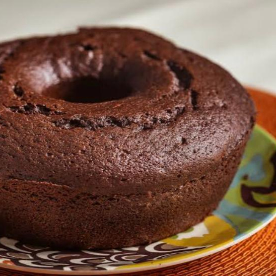 Clássico que nunca decepciona! Nosso bolo de chocolate é macio, saboroso e tem aquele gostinho caseiro que conquista na primeira mordida. Perfeito pra qualquer hora, com ou sem café! Serve até 12 fatias. Aproximadamente 600g.