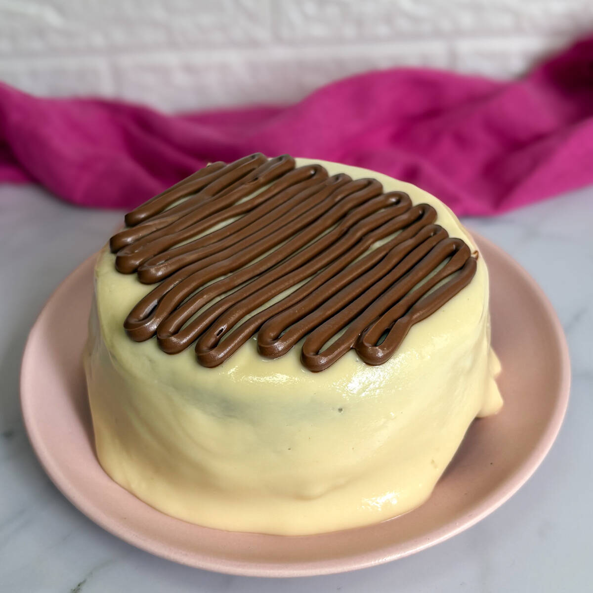 Serve de 6 a 8 pedaços e pesa aproximadamente 700g. Massa úmida de chocolate 50%, cobertura de leite Ninho e finalizado com muita Nutella.