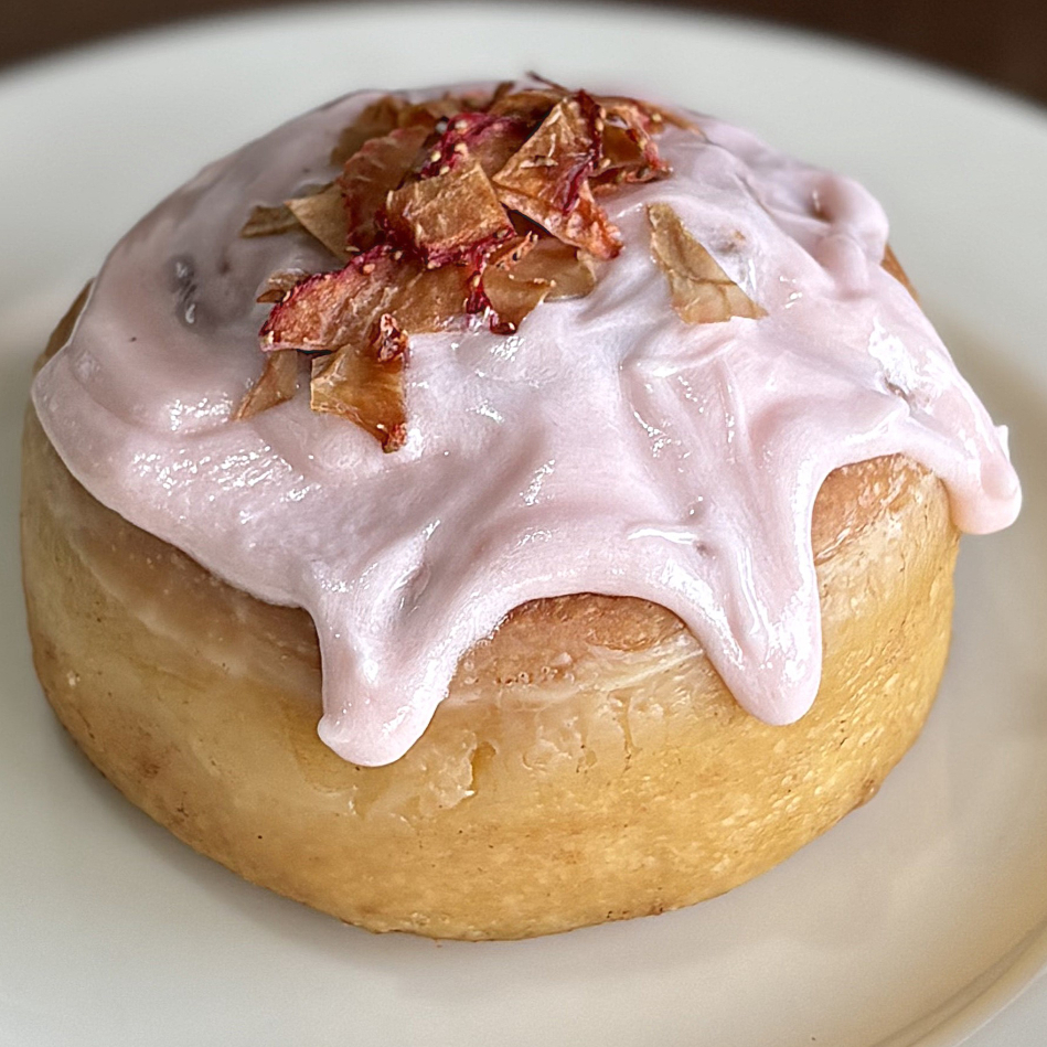 ROL DE CANELA FRESAS CON CREMA