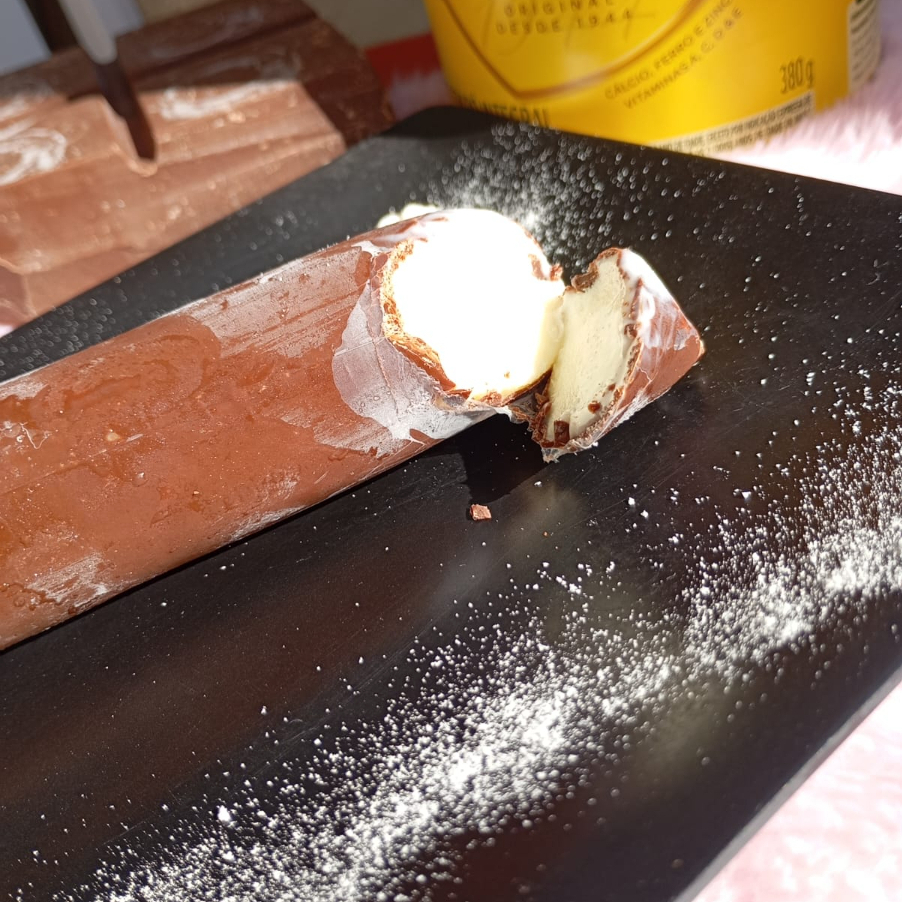 Sacolé Gourmet base cremosa de leite ninho original com um ma casquinha crocante de chocolate