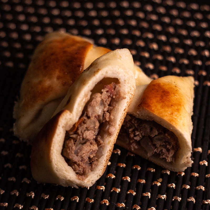 Massa artesanal macia e recheio de carne moída bovina.
