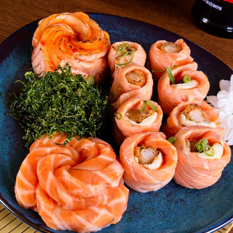 O mais interessante desse combinado é que ele não vai arroz. Ele é composto por 12 sashimis de salmão, sendo 6 normais e 6 massaricados com geleia de pimenta e a estrela do prato 8 jyos de salmão sem arroz com recheio de camarão empanado com cream Chesse. E o que era bom ficou ainda melhor!