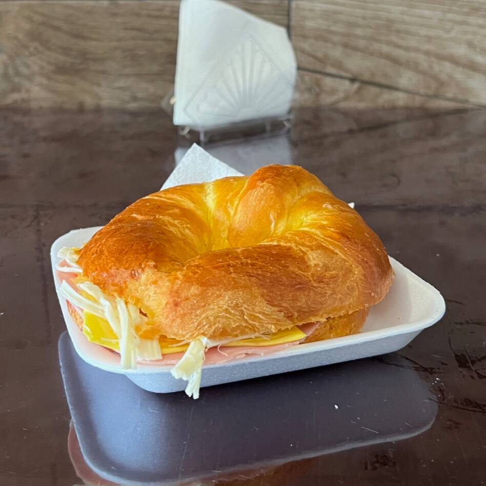 Cuernito con Jamón
