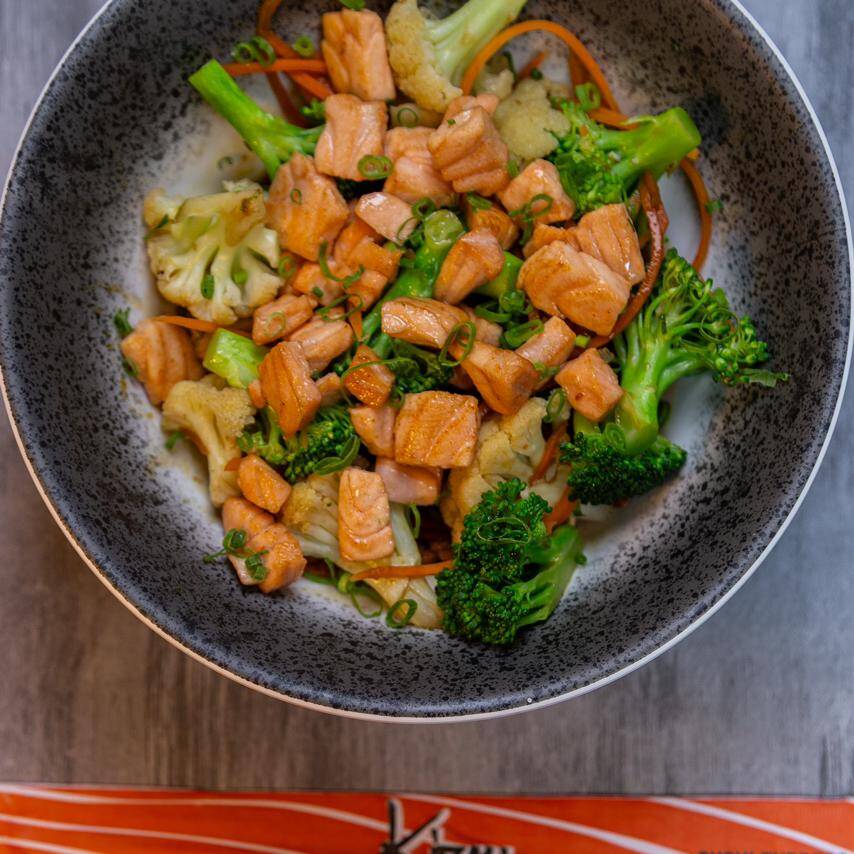 Brocolis, couve flor, cenoura ,oleo de gergelim torrado, 150g de frango, macarrão frito, ao molho oriental