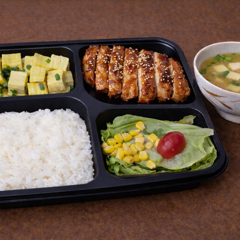 Teishoku é um prato muito popular no japão. É composto de arroz japonês (shiro gohan), misoshiro (sopa a base de missô), 1 filé de sobrecoxa em molho teriyaki. Acompanha salada (alface, tomate cereja com molho rose) e porção de tamagoyaki cubos com cebolinha