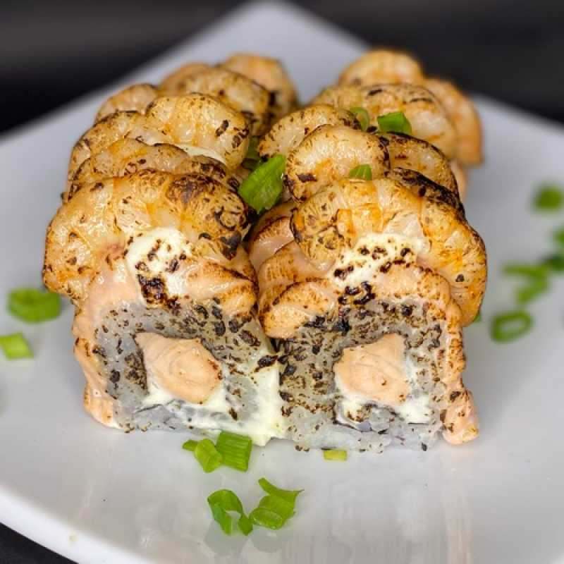 Shari (arroz japônes) com gergelim por fora, enrolado com nori com recheio de creme cheese e salmão, em cimamais salmão, creme chesse e camarão cozinhado.
10 unidades