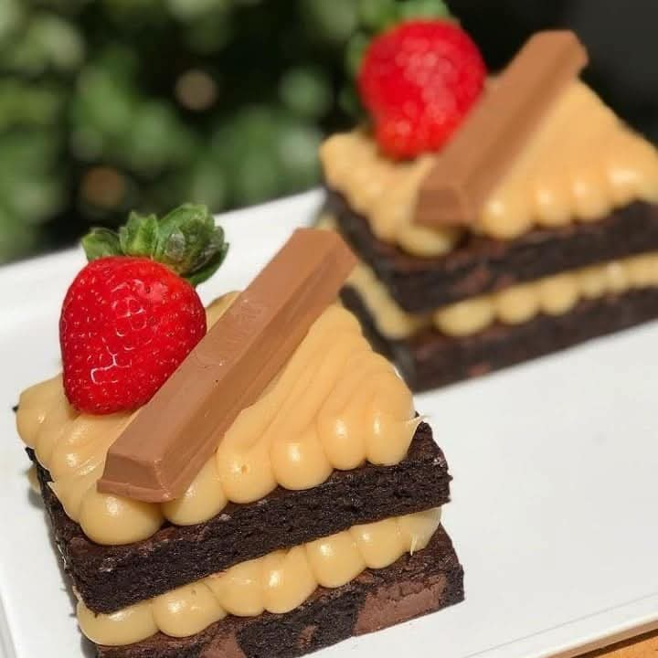 2 fatias de brownie com 2 camadas de recheio a sua escolha. Perfeito para quem ama chocolate