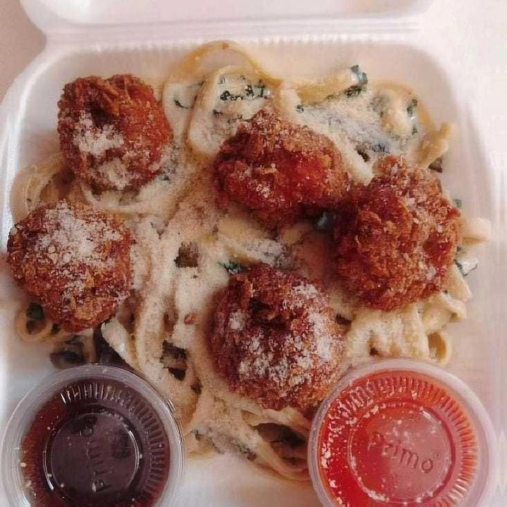 PASTA ALFREDO CON 5 BONELESS CRISPY