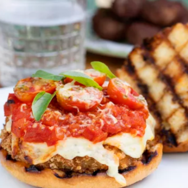 Pão, Carne de Blend Artesanal (120g), Queijo, Presunto,  Molho Parmê e Maionese Caseira