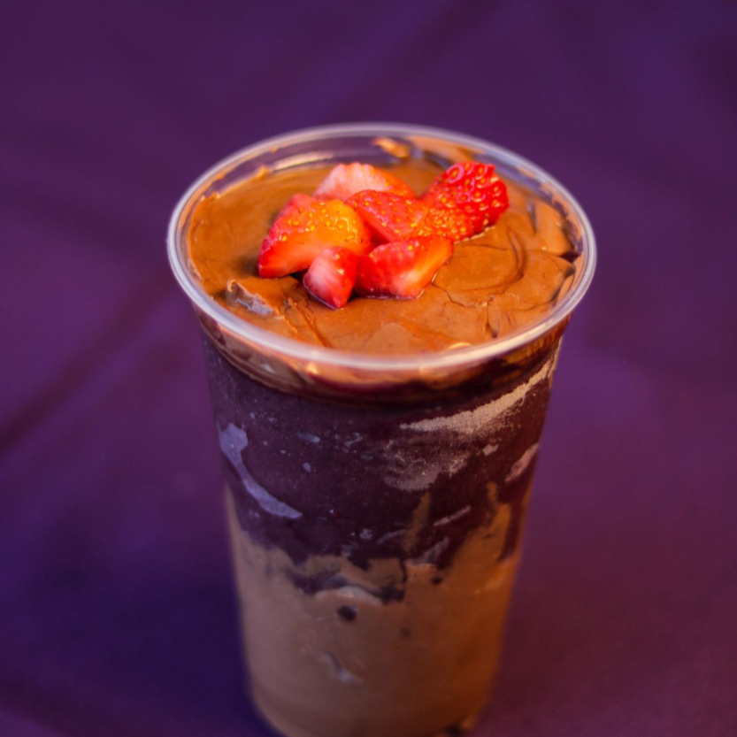 Açaí trufado com creme de avelã que acompanha: duas frutas, dois complementos e uma cobertura, todos à sua escolha!