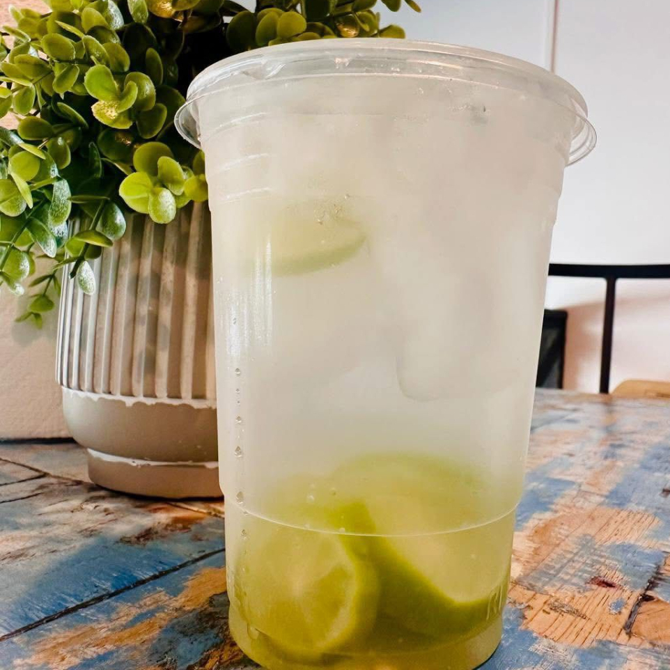 Agua Alcalina con Limón