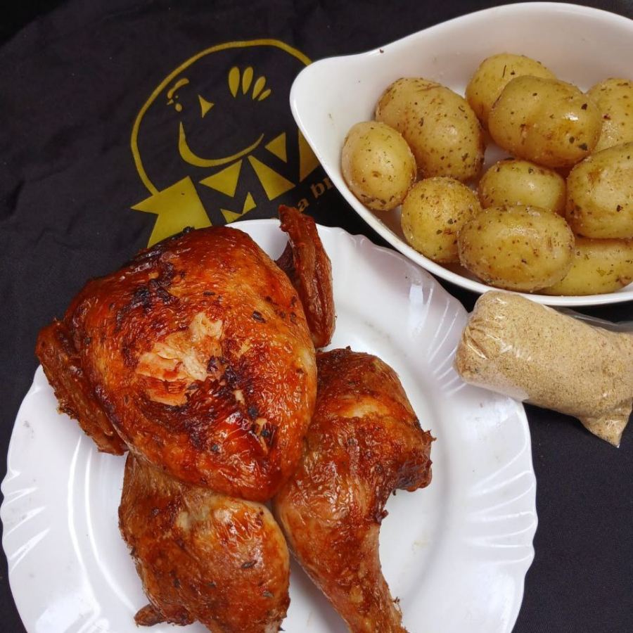 FRANGO NA BRASA COM BATATA CALABRESA E FAROFA.