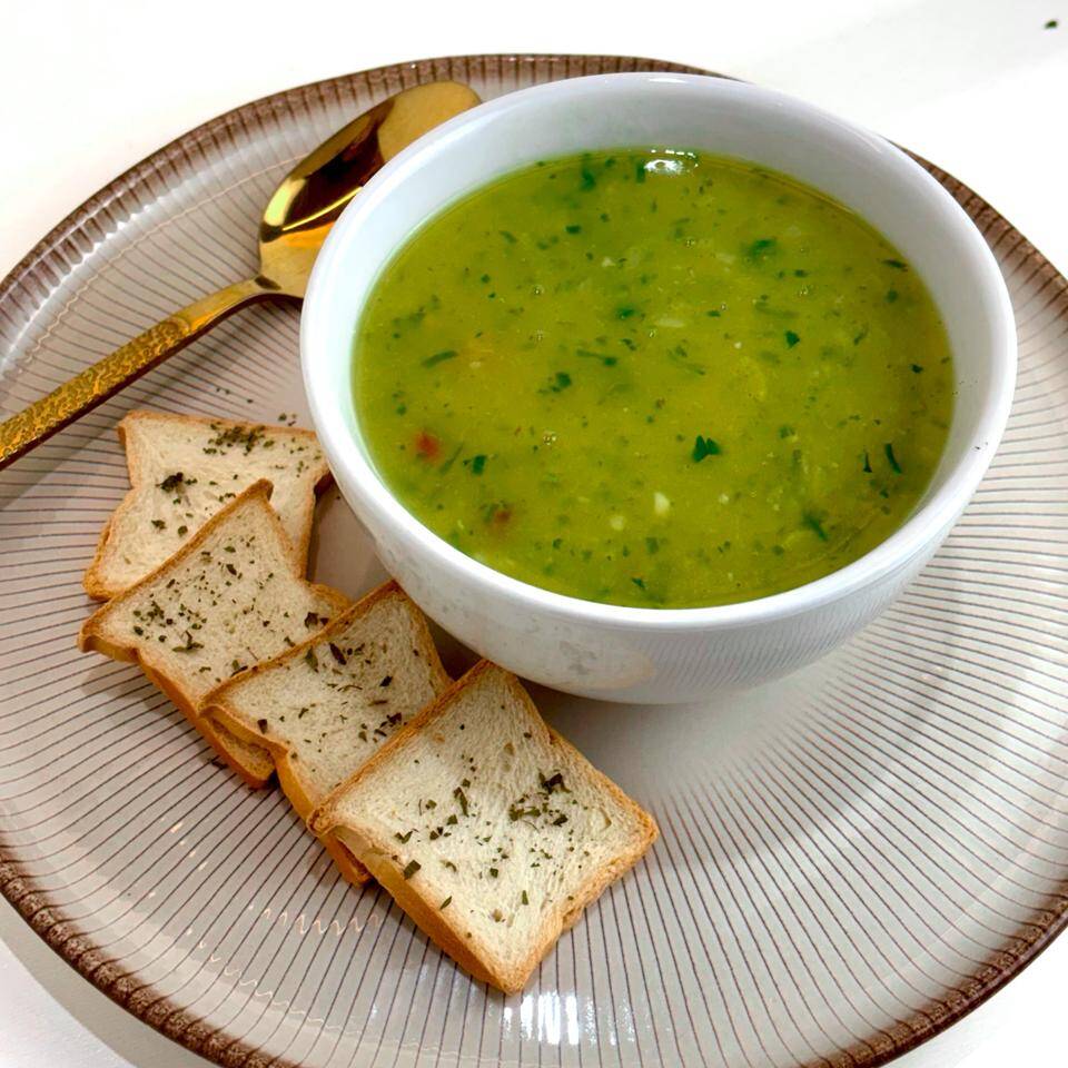 Caldo Fit Congelado 350ml - Caldo Verde (Mandioca, Bacon e Couve) cozido até ficar encorpado e equilibrado, ideal para uma refeição prática e deliciosa. Porção de 350ml.