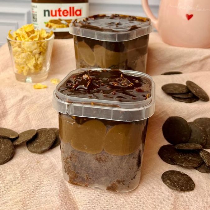 Delicioso bolo no pote de 220ml, 1 camada de massa molhadinha de chocolate, cobertura de brigadeiro ao leite 50% cacau, finalizado com um delicioso ganache crocante de nutella.