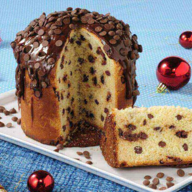 Chocotone artesanal feito com massa macia, leve e muito saborosa. Recheado com generosas gotas de chocolate meio amargo, que derretem a cada mordida. Perfeito para quem ama chocolate e quer transformar qualquer momento em uma experiência especial.