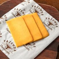 40g de queijo cheddar fatiado.