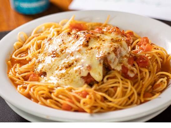Filé Mignon à milanesa com espaguete e molho de tomate.