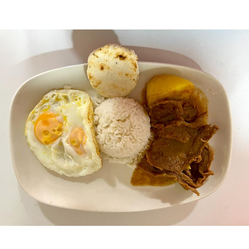 Bistec a Caballo con Arroz y Arepa