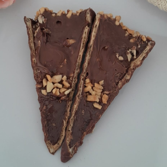 Casquinha crocante banhada em cobertura sabor chocolate com recheio de brigadeiro cremoso de chocolate, amendoim e Nutella pura. Aprox.: 75gr